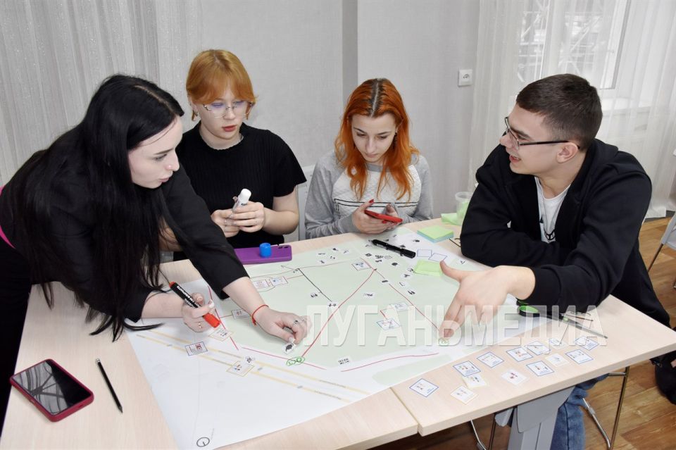 В Красном Луче состоялся семинар по разработке дизайн-проекта по реконструкции парка Дворца культуры В Красном Луче состоялся семинар по разработке дизайн-проекта по реконструкции парка Дворца культуры