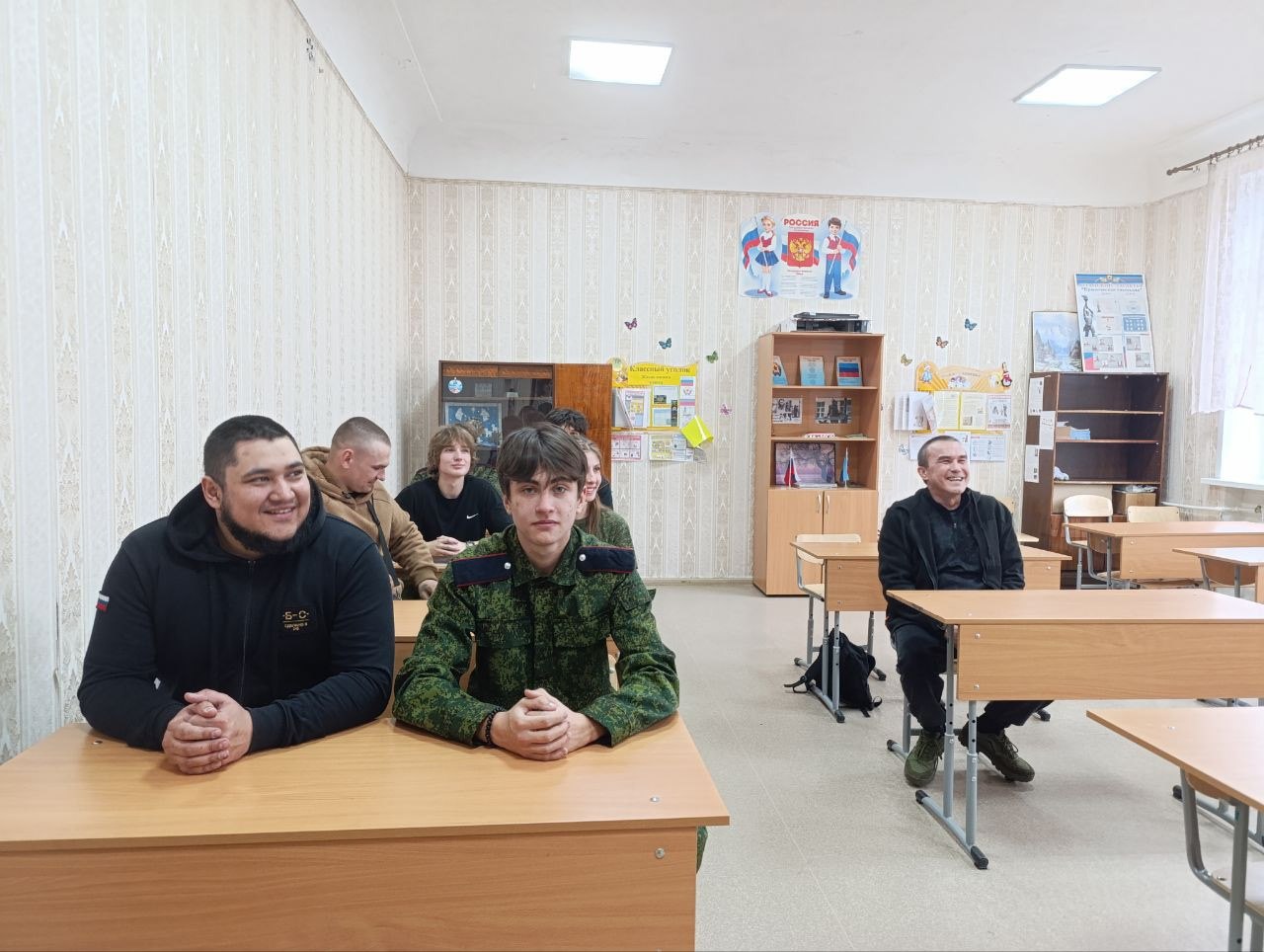 25 февраля Брянковскую гимназию посетили представители 4 стрелкового батальона - наши долгожданные друзья 25 февраля Брянковскую гимназию посетили представители 4 стрелкового батальона - наши долгожданные друзья