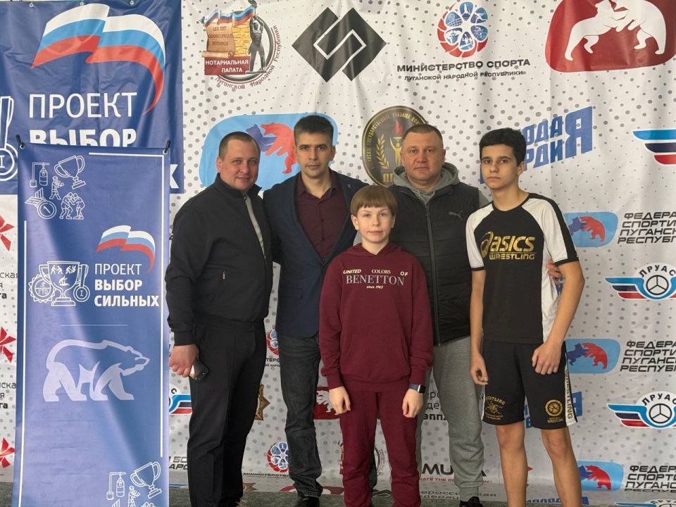 Золото, пояс чемпиона и бронзовые медали: стахановские борцы блеснули на турнире памяти легендарного тренера Золото, пояс чемпиона и бронзовые медали: стахановские борцы блеснули на турнире памяти легендарного тренера