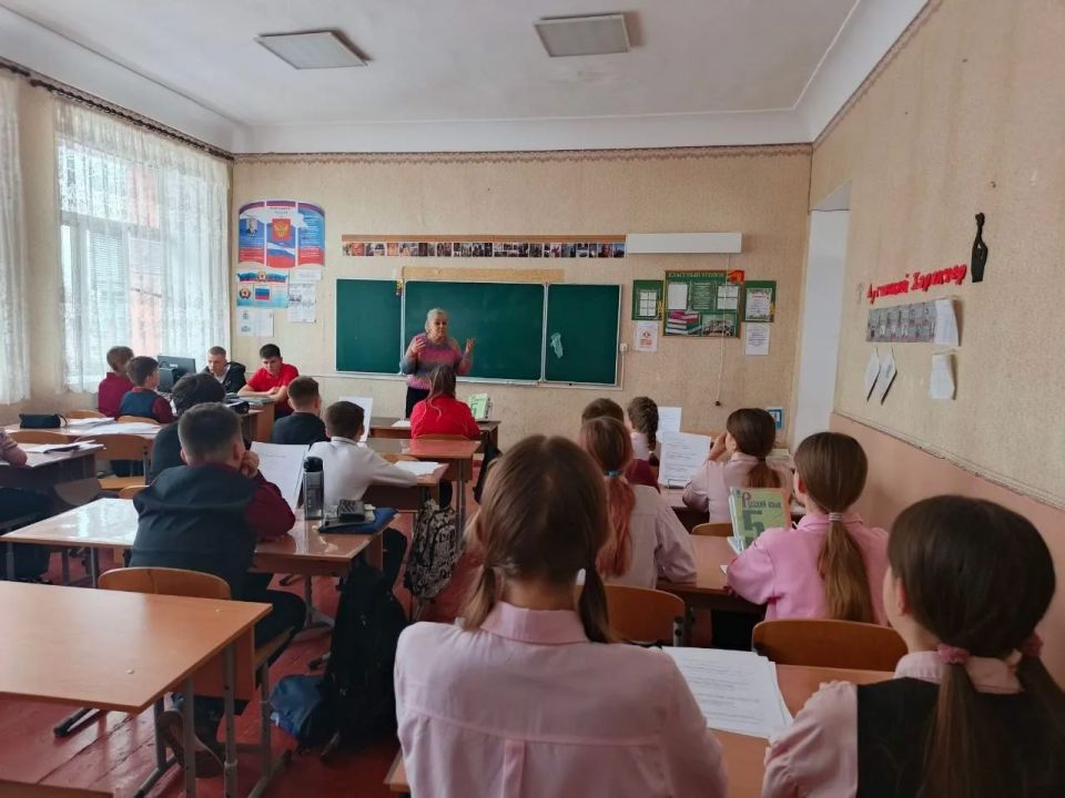 Правовое просвещение: в Брянковской специализированной школе №1 прошла встреча с экспертом Правовое просвещение: в Брянковской специализированной школе №1 прошла встреча с экспертом