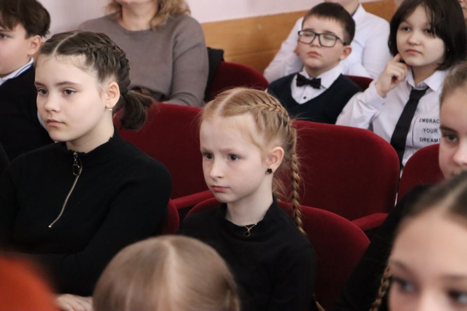 В школе №18 открыли Парту Героя в честь Никиты Рябова В школе №18 открыли Парту Героя в честь Никиты Рябова