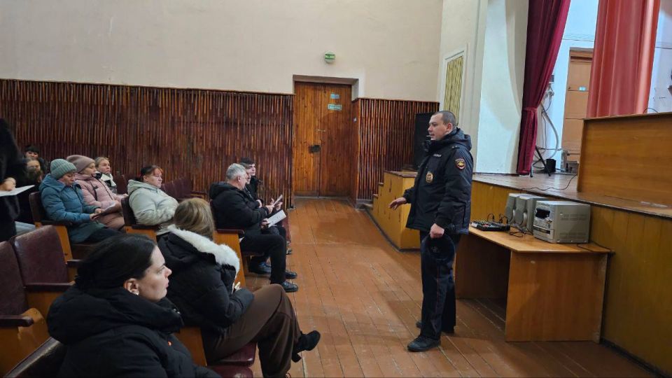 В Доме культуры им. Ленина пгт Дзержинский прошла встреча жителей посёлка с сотрудниками отдела жизнеобеспечения пгт Дзержинский совместно с представителями ОГИБДД ОМВД России «Ровеньковский» и УУП ОУУП ОУУП и ПДН ОМВД... В Доме культуры им. Ленина пгт Дзержинский прошла встреча жителей посёлка с сотрудниками отдела жизнеобеспечения пгт Дзержинский совместно с представителями ОГИБДД ОМВД России «Ровеньковский» и УУП ОУУП ОУУП и ПДН ОМВД...