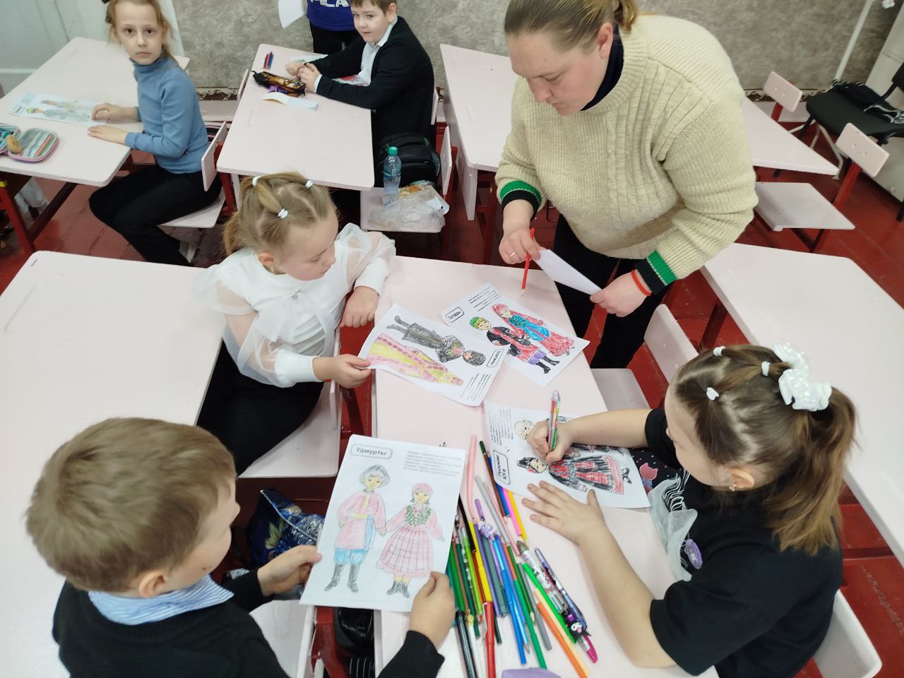 В Лотиково провели мастер-класс по декоративно-прикладному искусству для первоклассников В Лотиково провели мастер-класс по декоративно-прикладному искусству для первоклассников