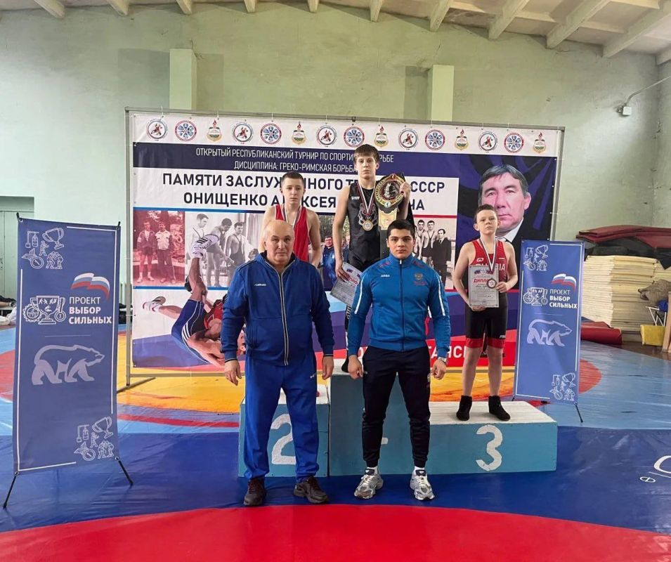 Золото, пояс чемпиона и бронзовые медали: стахановские борцы блеснули на турнире памяти легендарного тренера Золото, пояс чемпиона и бронзовые медали: стахановские борцы блеснули на турнире памяти легендарного тренера