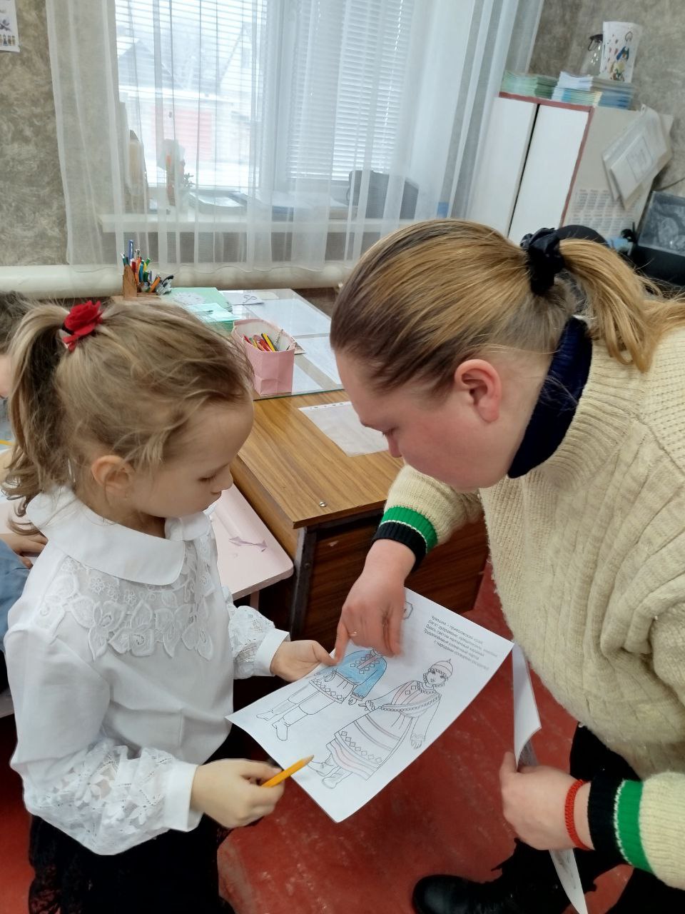 В Лотиково провели мастер-класс по декоративно-прикладному искусству для первоклассников В Лотиково провели мастер-класс по декоративно-прикладному искусству для первоклассников