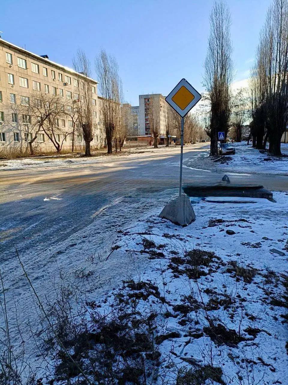 Сотрудники МУП «ДЭП города Рубежное» активно работают над подсыпкой дорог, предотвращая образование наледи