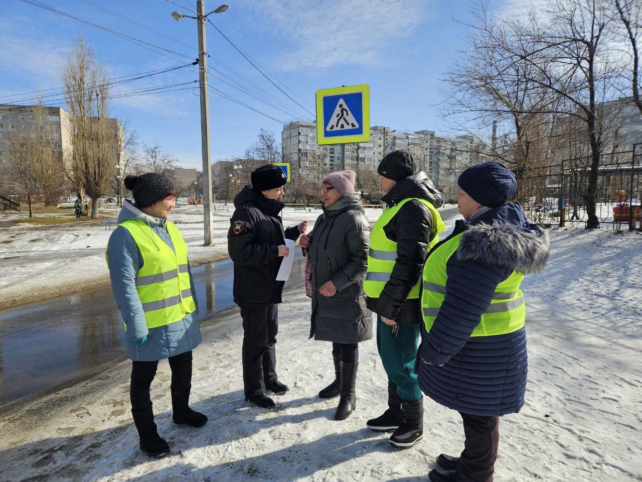 Сотрудники ОГИБДД ОМВД России «Свердловский» совместно с отрядом ЮИД школы №6 «Дозор» и родительским патрулем провели профилактическую акцию «Будь внимательнее на дорогах в зимний период!» Сотрудники ОГИБДД ОМВД России «Свердловский» совместно с отрядом ЮИД школы №6 «Дозор» и родительским патрулем провели профилактическую акцию «Будь внимательнее на дорогах в зимний период!»