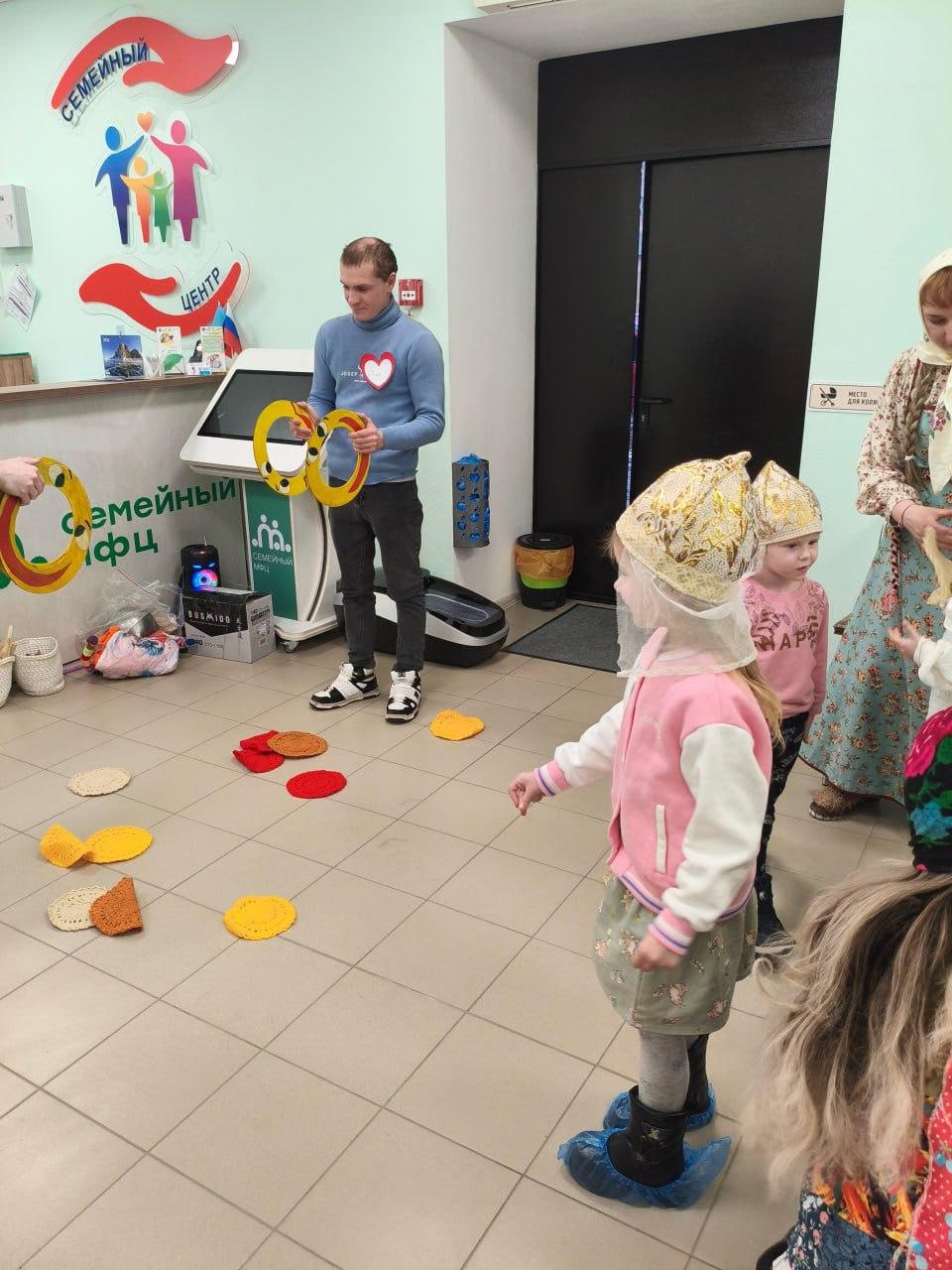 Волонтер из Омска подарила детям Стаханова смех и веселье Волонтер из Омска подарила детям Стаханова смех и веселье