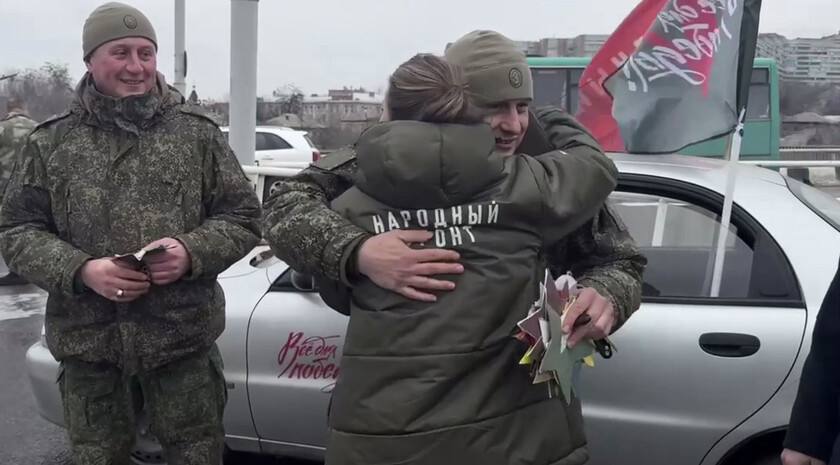 Представители Управления Росреестра по ЛНР и регионального отделения Народного фронта передали военнослужащим, принимающим участие в специальной военной операции, два автомобиля