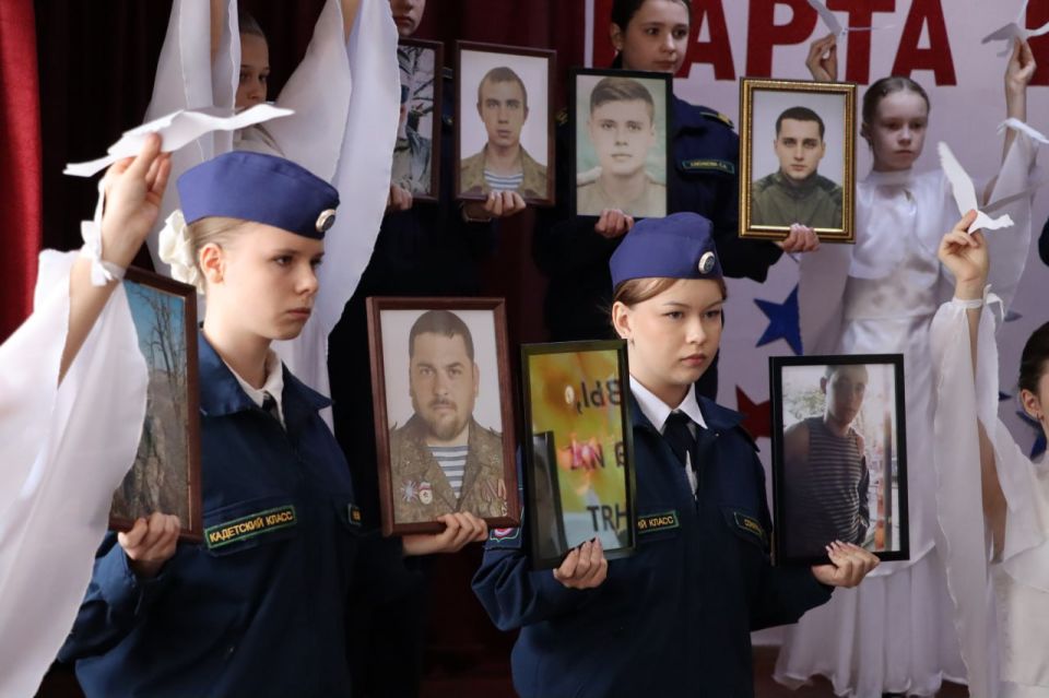 В школе №18 открыли Парту Героя в честь Никиты Рябова В школе №18 открыли Парту Героя в честь Никиты Рябова
