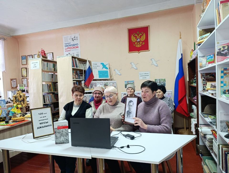 Сотрудники Адамовской центральной библиотеки региона-шефа провели для пользователей Комиссаровской библиотеки №11 литературный вечер «В отважном сердце вечность есть», посвященный 120 - летию со дня рождения великого... Сотрудники Адамовской центральной библиотеки региона-шефа провели для пользователей Комиссаровской библиотеки №11 литературный вечер «В отважном сердце вечность есть», посвященный 120 - летию со дня рождения великого...