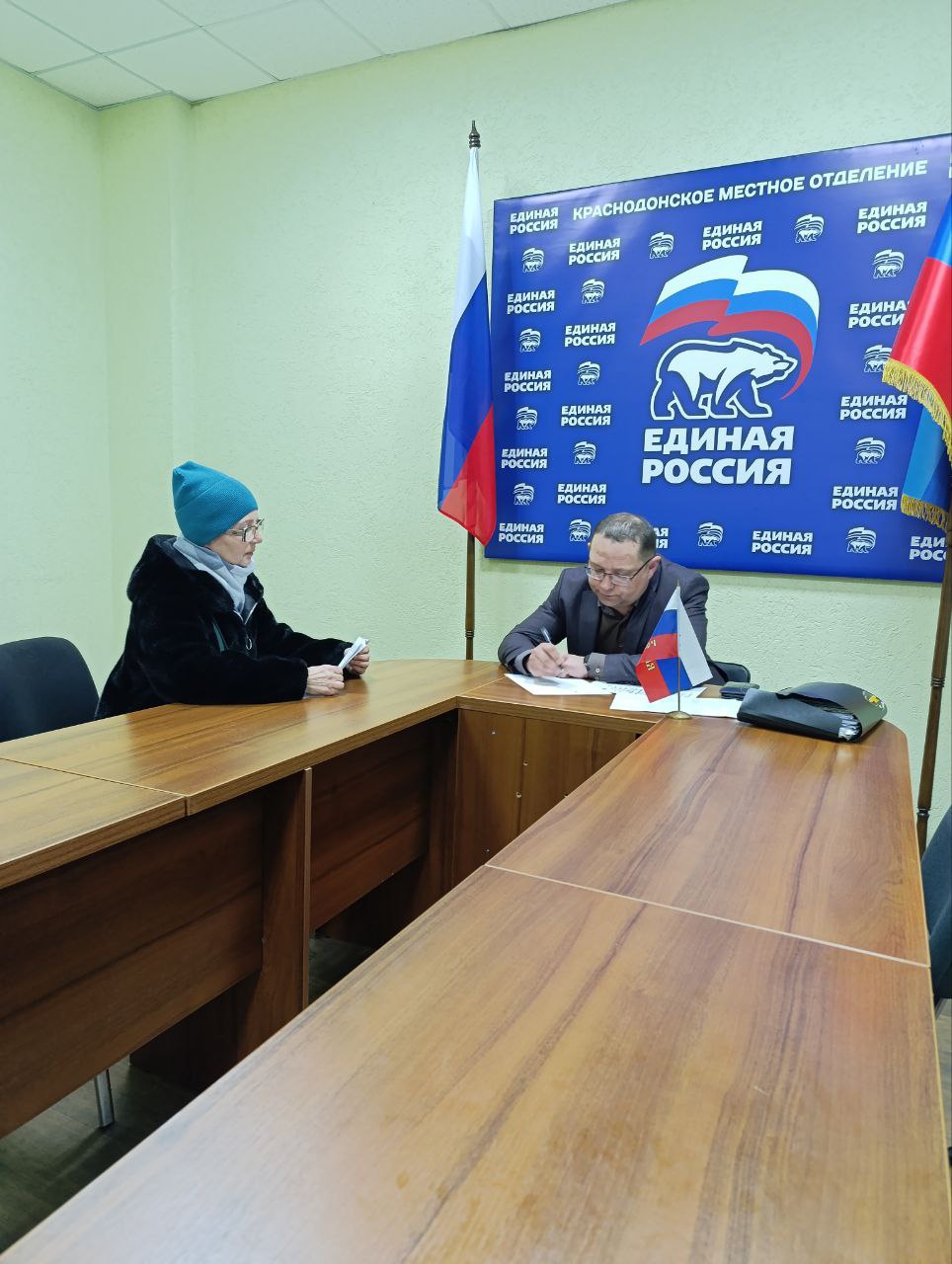 В Краснодонском муниципальном округе продолжаются выездные приемы граждан депутатами Совета