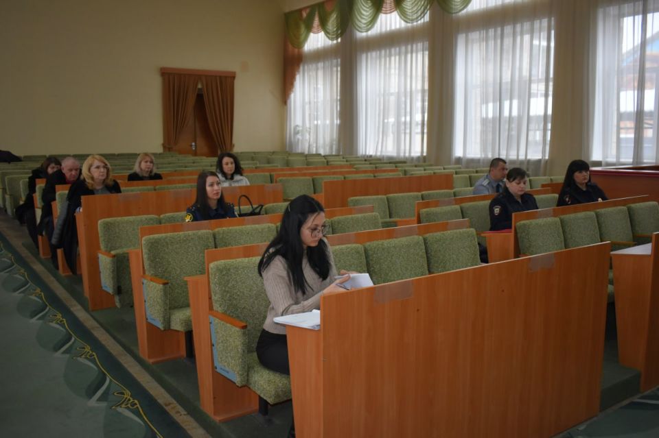 В Администрации округа состоялось заседание Комиссии по делам несовершеннолетних и защите их прав, а также Круглый стол на тему «Комплексный подход к профилактике деструктивного поведения несовершеннолетних: новые механизмы... В Администрации округа состоялось заседание Комиссии по делам несовершеннолетних и защите их прав, а также Круглый стол на тему «Комплексный подход к профилактике деструктивного поведения несовершеннолетних: новые механизмы...