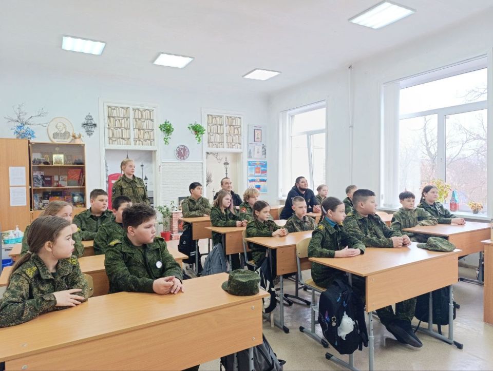 25 февраля Брянковскую гимназию посетили представители 4 стрелкового батальона - наши долгожданные друзья 25 февраля Брянковскую гимназию посетили представители 4 стрелкового батальона - наши долгожданные друзья