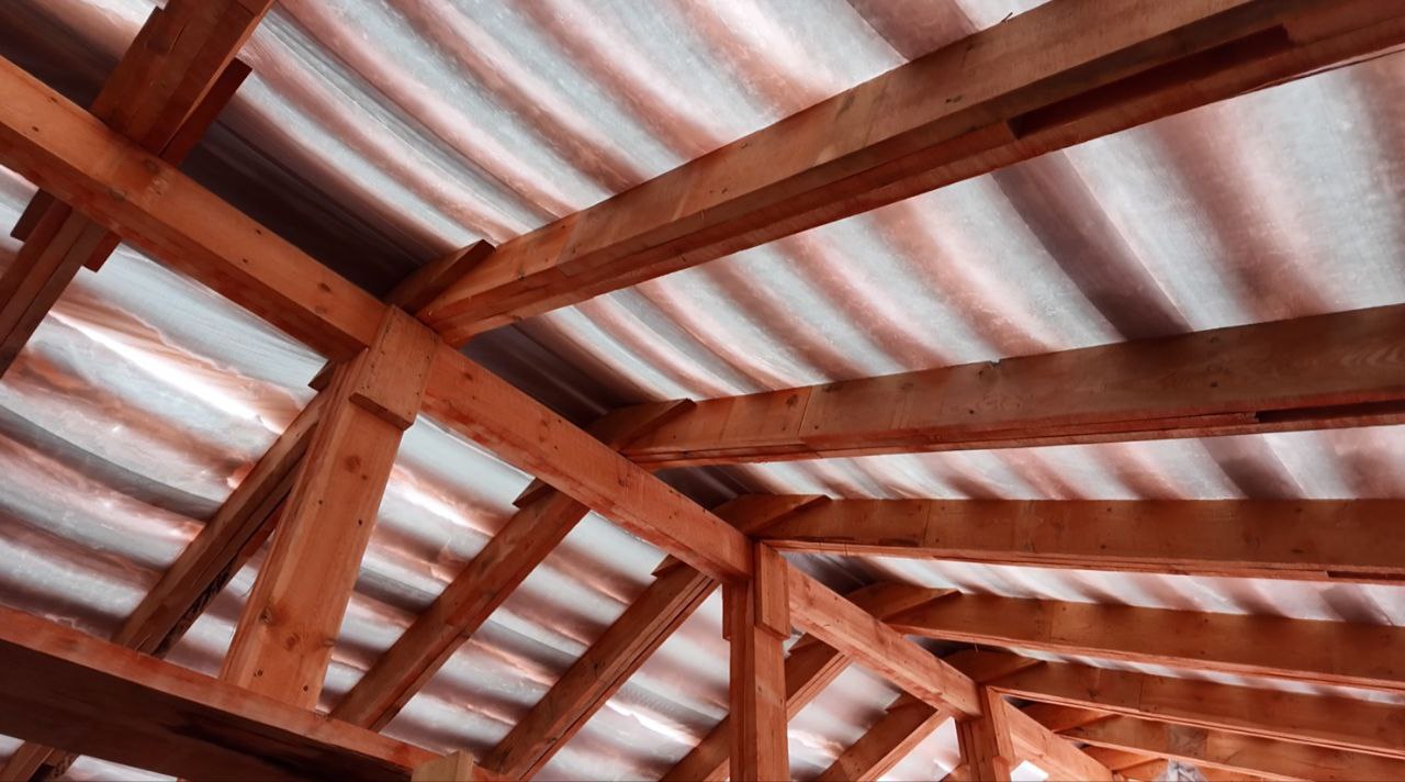 В Молодогвардейске продолжается капитальный ремонт кровли на доме по улице Коцюбинского, 4. Погода немного замедлила темп работ, но на сроки сдачи объекта это не повиляет