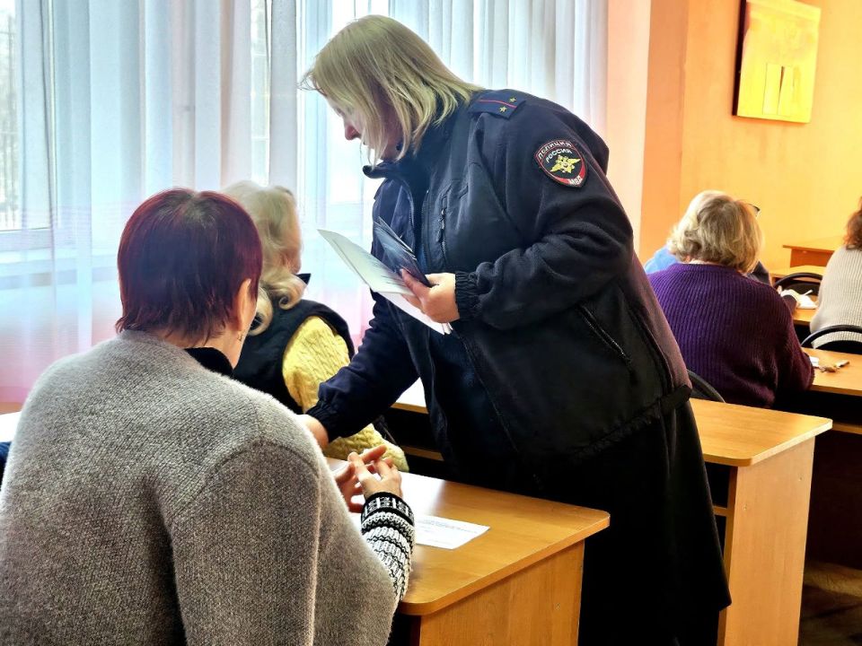 В Брянковском колледже ЛГПУ прошла профилактическая встреча, посвящённая вопросам противодействия мошенничеству как в интернете, так и в повседневной жизни В Брянковском колледже ЛГПУ прошла профилактическая встреча, посвящённая вопросам противодействия мошенничеству как в интернете, так и в повседневной жизни