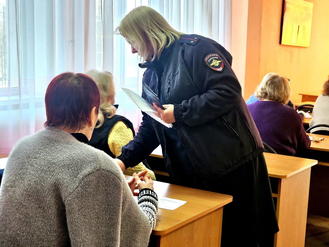 В Брянковском колледже ЛГПУ прошла профилактическая встреча, посвящённая вопросам противодействия мошенничеству как в интернете, так и в повседневной жизни В Брянковском колледже ЛГПУ прошла профилактическая встреча, посвящённая вопросам противодействия мошенничеству как в интернете, так и в повседневной жизни