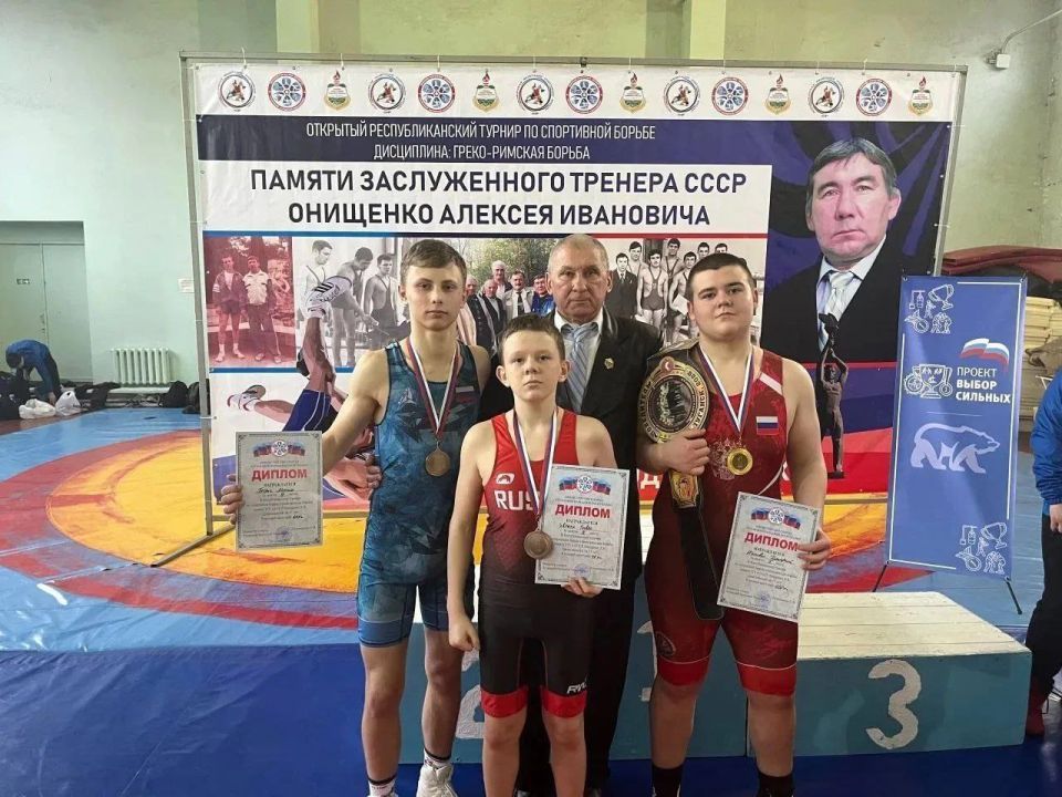 Золото, пояс чемпиона и бронзовые медали: стахановские борцы блеснули на турнире памяти легендарного тренера Золото, пояс чемпиона и бронзовые медали: стахановские борцы блеснули на турнире памяти легендарного тренера