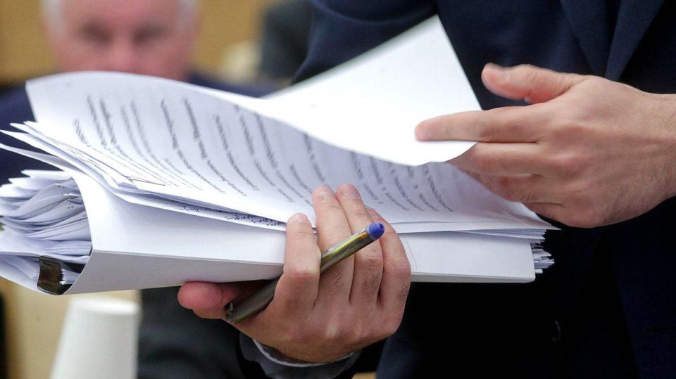 26 февраля депутаты Народного Совета рассмотрели и приняли изменения в закон, регулирующий особенности имущественных и земельных отношений на территории ЛНР