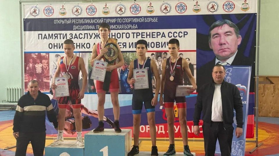 Золото, пояс чемпиона и бронзовые медали: стахановские борцы блеснули на турнире памяти легендарного тренера Золото, пояс чемпиона и бронзовые медали: стахановские борцы блеснули на турнире памяти легендарного тренера