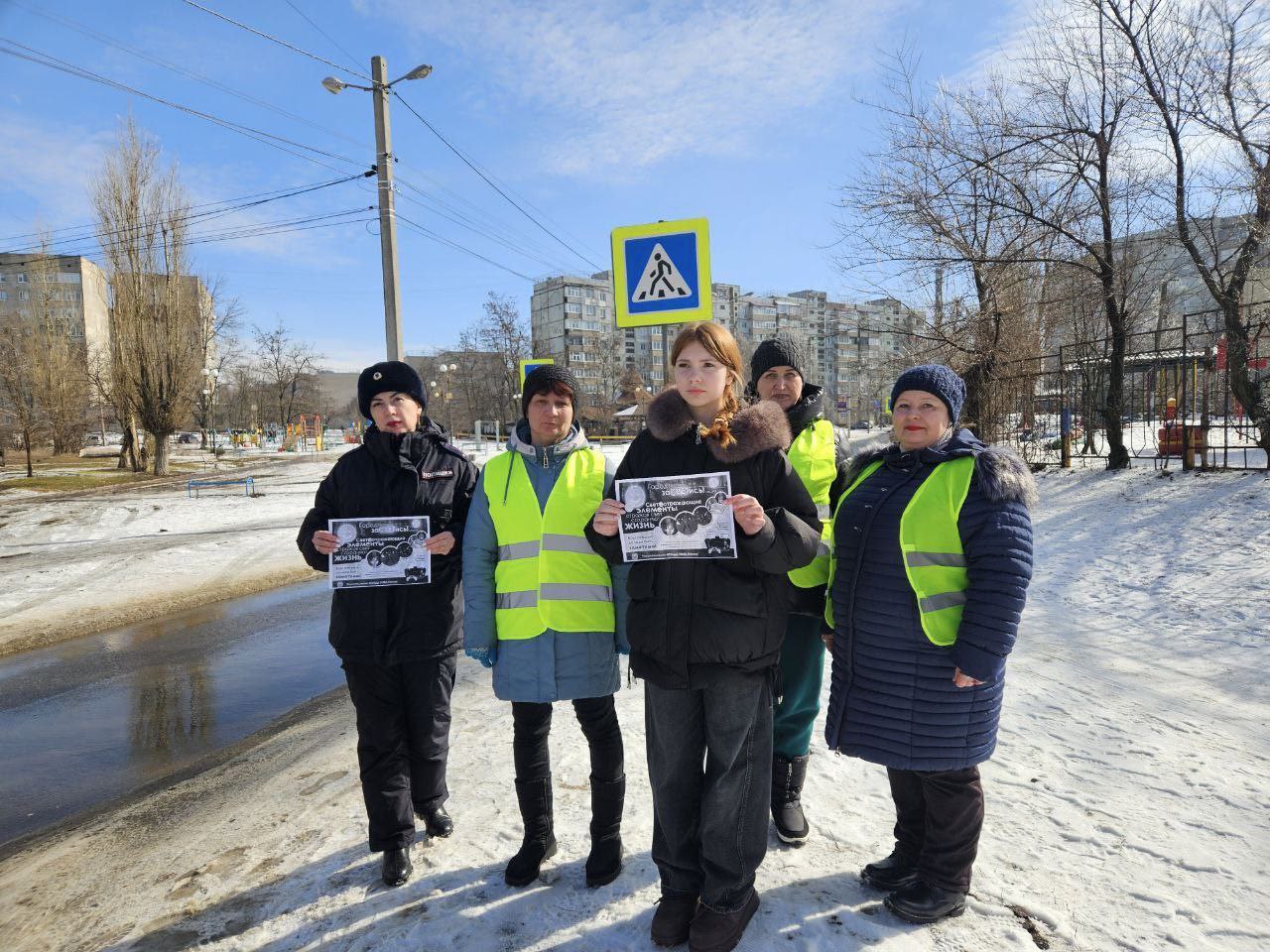Сотрудники ОГИБДД ОМВД России «Свердловский» совместно с отрядом ЮИД школы №6 «Дозор» и родительским патрулем провели профилактическую акцию «Будь внимательнее на дорогах в зимний период!» Сотрудники ОГИБДД ОМВД России «Свердловский» совместно с отрядом ЮИД школы №6 «Дозор» и родительским патрулем провели профилактическую акцию «Будь внимательнее на дорогах в зимний период!»