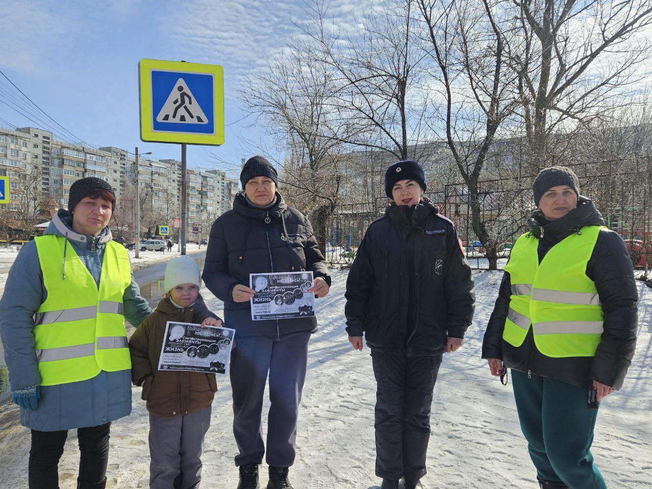 Сотрудники ОГИБДД ОМВД России «Свердловский» совместно с отрядом ЮИД школы №6 «Дозор» и родительским патрулем провели профилактическую акцию «Будь внимательнее на дорогах в зимний период!» Сотрудники ОГИБДД ОМВД России «Свердловский» совместно с отрядом ЮИД школы №6 «Дозор» и родительским патрулем провели профилактическую акцию «Будь внимательнее на дорогах в зимний период!»