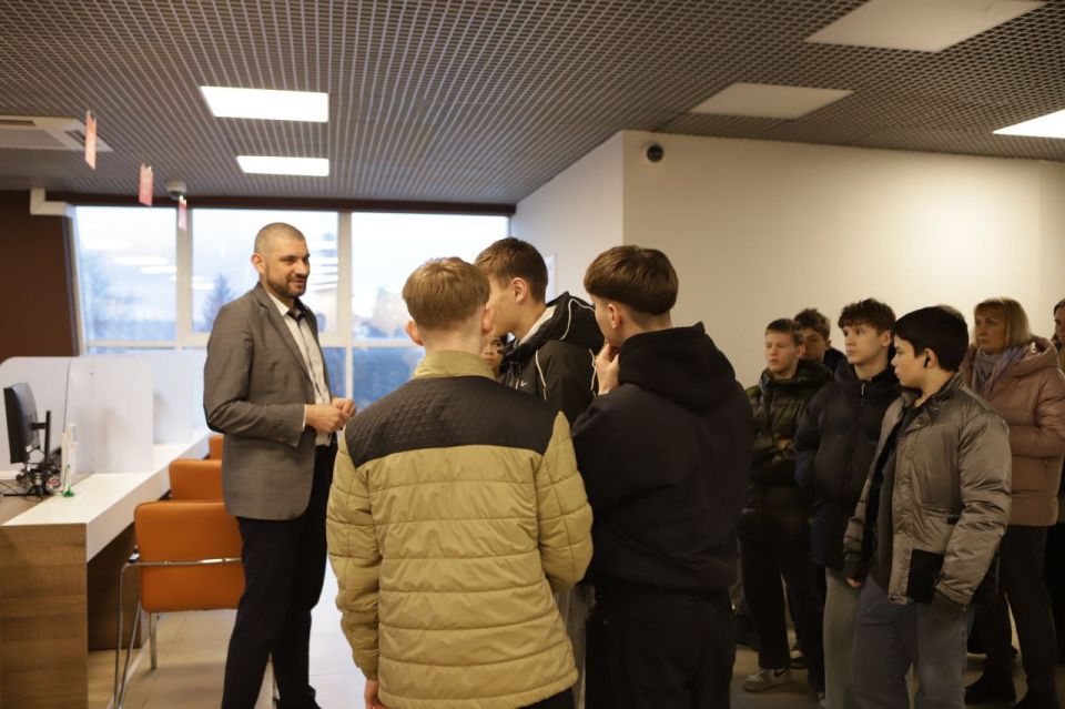 «Билет» в будущее. Воспитанники Луганского детского дома №1 побывали на экскурсии в Центральном отделении МФЦ «Билет» в будущее. Воспитанники Луганского детского дома №1 побывали на экскурсии в Центральном отделении МФЦ