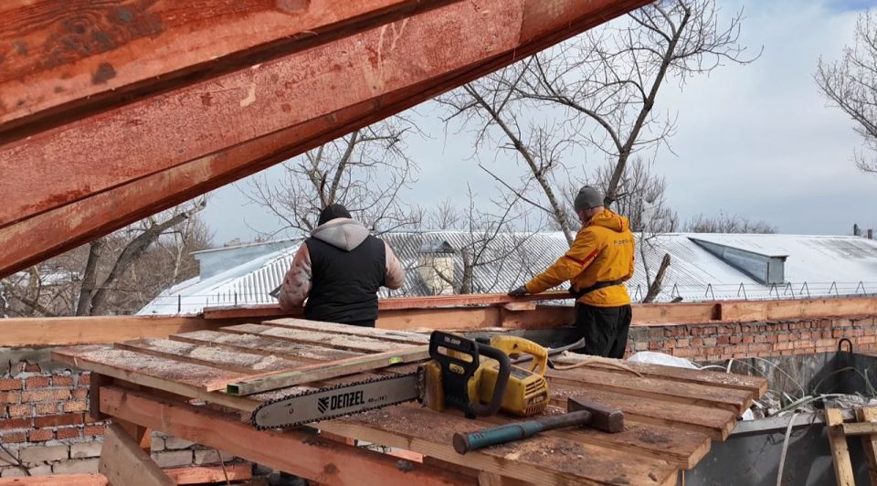 В Молодогвардейске продолжается капитальный ремонт кровли на доме по улице Коцюбинского, 4. Погода немного замедлила темп работ, но на сроки сдачи объекта это не повиляет В Молодогвардейске продолжается капитальный ремонт кровли на доме по улице Коцюбинского, 4. Погода немного замедлила темп работ, но на сроки сдачи объекта это не повиляет