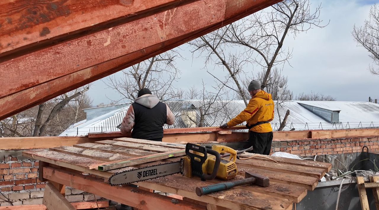 В Молодогвардейске продолжается капитальный ремонт кровли на доме по улице Коцюбинского, 4. Погода немного замедлила темп работ, но на сроки сдачи объекта это не повиляет В Молодогвардейске продолжается капитальный ремонт кровли на доме по улице Коцюбинского, 4. Погода немного замедлила темп работ, но на сроки сдачи объекта это не повиляет