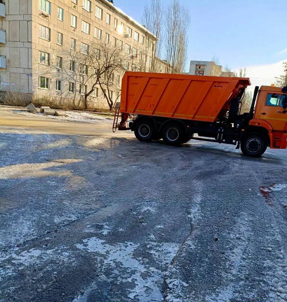 Сотрудники МУП «ДЭП города Рубежное» активно работают над подсыпкой дорог, предотвращая образование наледи Сотрудники МУП «ДЭП города Рубежное» активно работают над подсыпкой дорог, предотвращая образование наледи