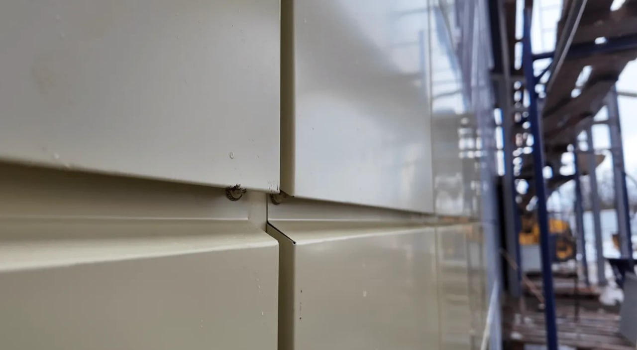 Тюменцы занимаются облицовкой фасада нового патологоанатомического отделения ЦГБ Тюменцы занимаются облицовкой фасада нового патологоанатомического отделения ЦГБ