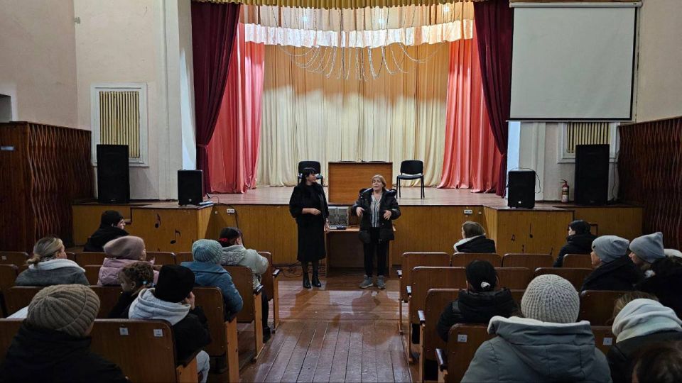 В Доме культуры им. Ленина пгт Дзержинский прошла встреча жителей посёлка с сотрудниками отдела жизнеобеспечения пгт Дзержинский совместно с представителями ОГИБДД ОМВД России «Ровеньковский» и УУП ОУУП ОУУП и ПДН ОМВД... В Доме культуры им. Ленина пгт Дзержинский прошла встреча жителей посёлка с сотрудниками отдела жизнеобеспечения пгт Дзержинский совместно с представителями ОГИБДД ОМВД России «Ровеньковский» и УУП ОУУП ОУУП и ПДН ОМВД...