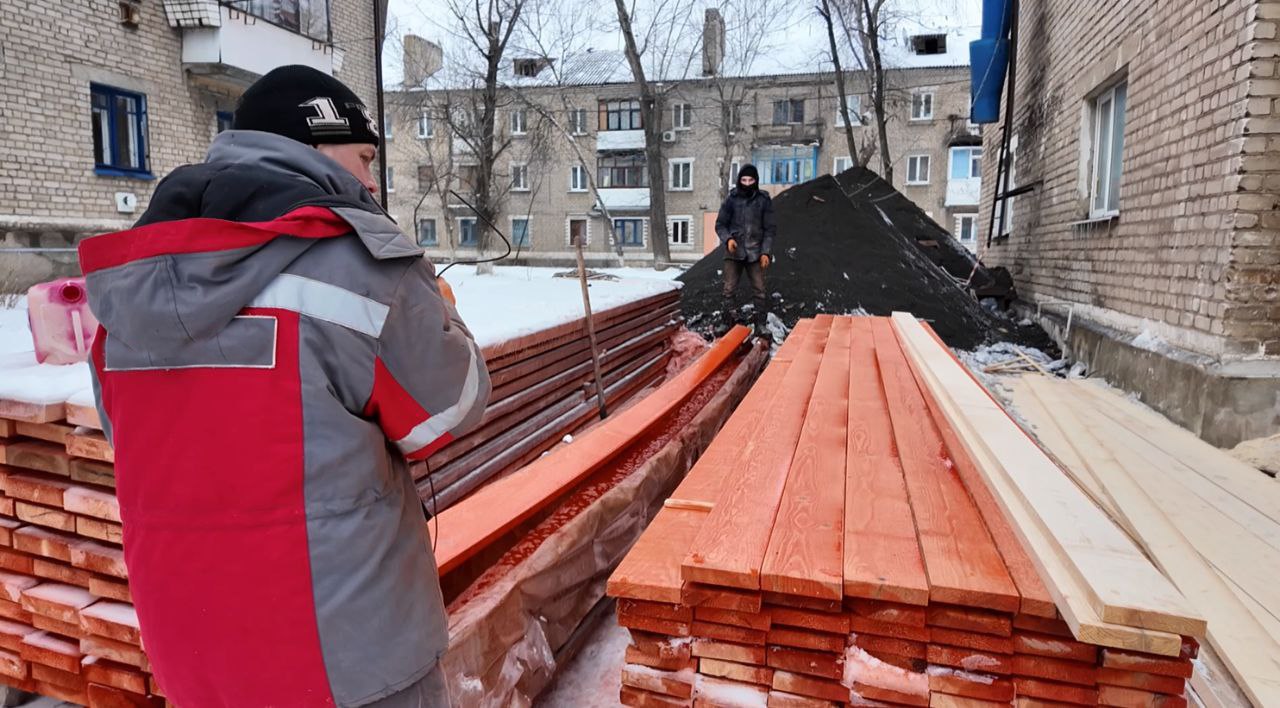 В Молодогвардейске продолжается капитальный ремонт кровли на доме по улице Коцюбинского, 4. Погода немного замедлила темп работ, но на сроки сдачи объекта это не повиляет В Молодогвардейске продолжается капитальный ремонт кровли на доме по улице Коцюбинского, 4. Погода немного замедлила темп работ, но на сроки сдачи объекта это не повиляет