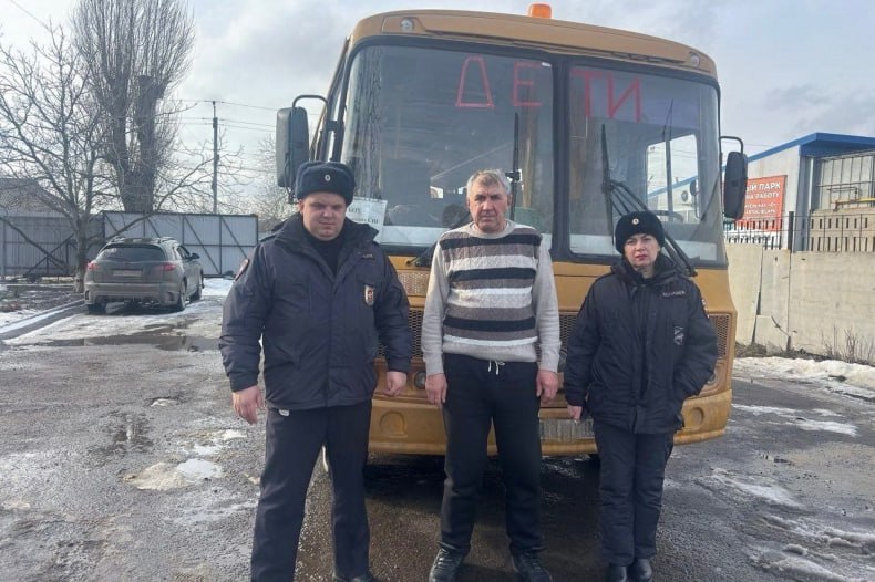 Сотрудники ОГИБДД ОМВД России «Свердловский» проверили школьные автобусы в образовательных учреждениях