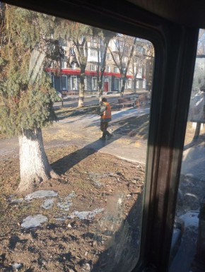 Ровеньковские коммунальщики обрабатывают тротуары песком