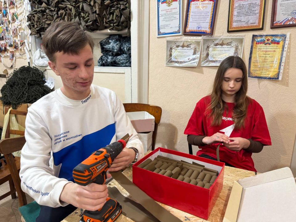 СОБР-6С вместе с активистами Движения Первых и отделом молодежной политики Администрации города Алчевска откликаются на зов помощи и включаются в работу по созданию заготовок и маскировочных сетей для личного состава на... СОБР-6С вместе с активистами Движения Первых и отделом молодежной политики Администрации города Алчевска откликаются на зов помощи и включаются в работу по созданию заготовок и маскировочных сетей для личного состава на...