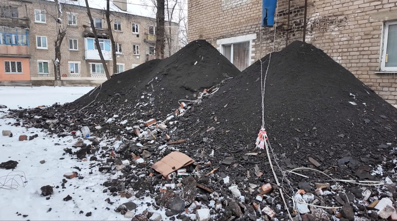 Около 40 кубов мусора вывезли специалисты компании «СТИЛЛ» с кровли на Коцюбинского, 4 в Молодогвардейске