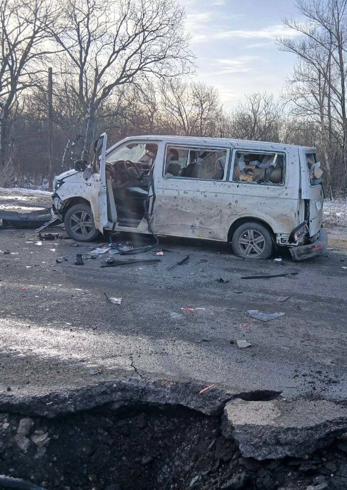 Сегодня вечером в Марковском муниципальном округе беспилотник ВСУ атаковал автомобили волонтеров, которые привезли в республику гуманитарную помощь Сегодня вечером в Марковском муниципальном округе беспилотник ВСУ атаковал автомобили волонтеров, которые привезли в республику гуманитарную помощь