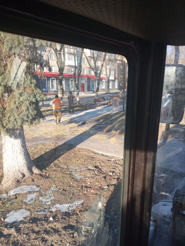 Ровеньковские коммунальщики обрабатывают тротуары песком Ровеньковские коммунальщики обрабатывают тротуары песком