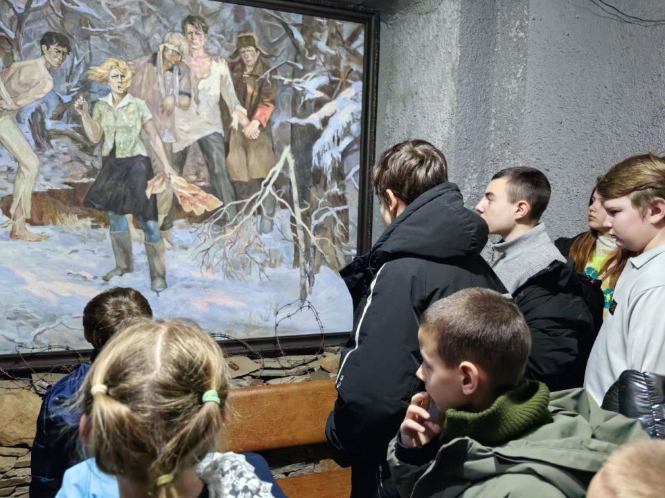 Учащиеся Большекаменской школы им. С. И. Титаренко и Кленовской школы им.гвардии капитана Д. М. Мирошникова посетили Ровеньковский музей «Памяти погибших" Учащиеся Большекаменской школы им. С. И. Титаренко и Кленовской школы им.гвардии капитана Д. М. Мирошникова посетили Ровеньковский музей «Памяти погибших"