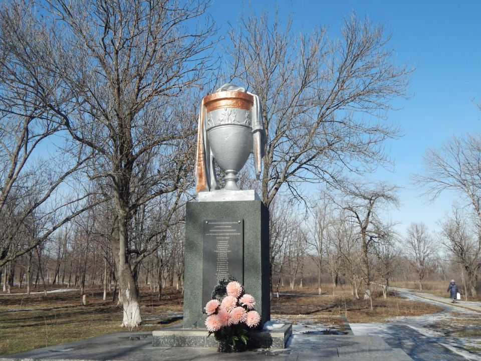 28 февраля в Краснодонском городском парке культуры и отдыха им. «Молодой гвардии» состоялась патриотическая экскурсия к могиле тридцати двух шахтеров, казненных фашистами 28 февраля в Краснодонском городском парке культуры и отдыха им. «Молодой гвардии» состоялась патриотическая экскурсия к могиле тридцати двух шахтеров, казненных фашистами