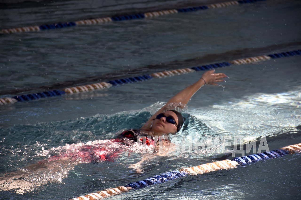 Краснолучские пловцы соревновались в мастерстве на дистанции 200 метров Краснолучские пловцы соревновались в мастерстве на дистанции 200 метров