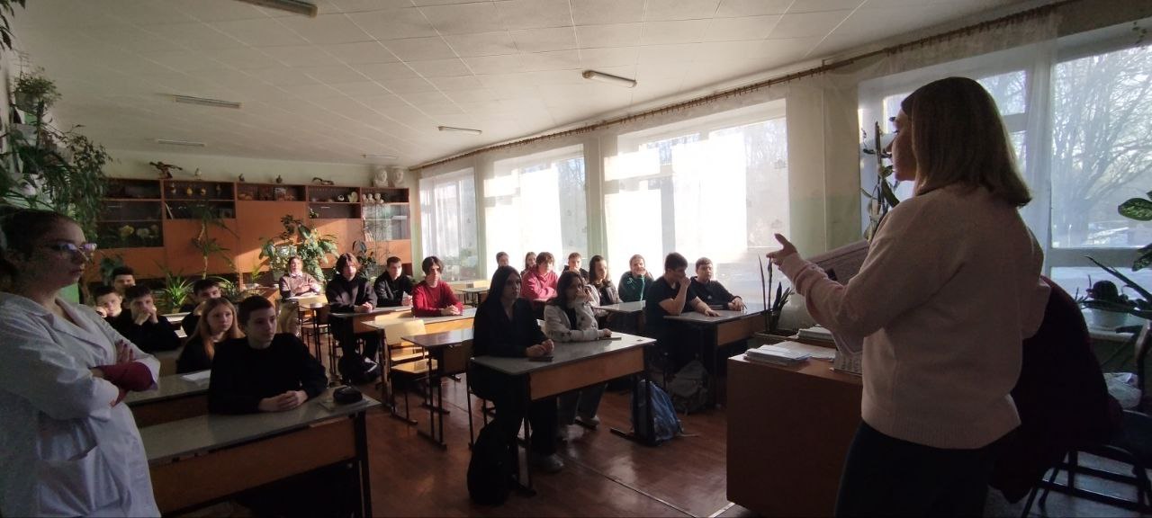 В Молодогвардейской средней школе № 21 для учащихся 9-11 классов прошла важная лекция, организованная сотрудниками городского поликлинического отделения № 2 г. Молодогвардейска ГБУЗ "Краснодонская ЦГМБ" ЛНР В Молодогвардейской средней школе № 21 для учащихся 9-11 классов прошла важная лекция, организованная сотрудниками городского поликлинического отделения № 2 г. Молодогвардейска ГБУЗ "Краснодонская ЦГМБ" ЛНР