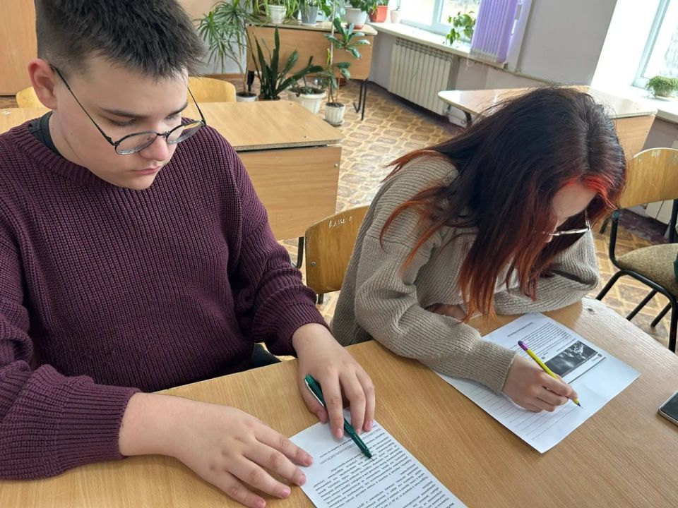 В ГБОУ ЛНР «СЛСПШ пгт Петровка» для обучающихся 8 класса классным руководителем был проведен тематический классный час «Реагирование на фейки в сети интернет» В ГБОУ ЛНР «СЛСПШ пгт Петровка» для обучающихся 8 класса классным руководителем был проведен тематический классный час «Реагирование на фейки в сети интернет»