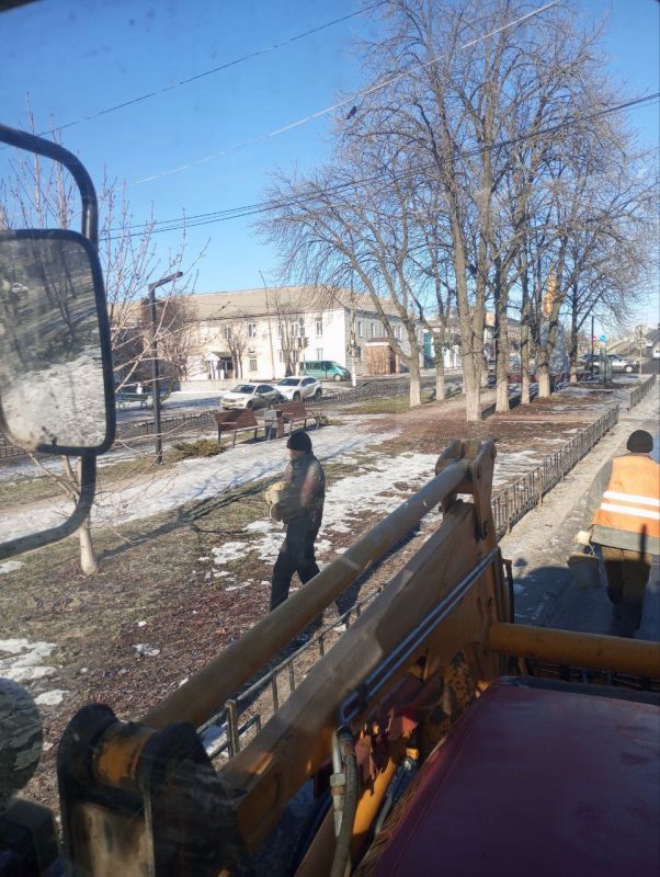 Ровеньковские коммунальщики обрабатывают тротуары песком Ровеньковские коммунальщики обрабатывают тротуары песком