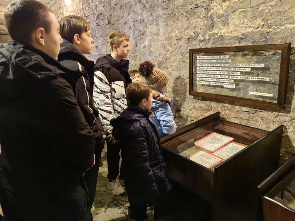 Учащиеся Большекаменской школы им. С. И. Титаренко и Кленовской школы им.гвардии капитана Д. М. Мирошникова посетили Ровеньковский музей «Памяти погибших" Учащиеся Большекаменской школы им. С. И. Титаренко и Кленовской школы им.гвардии капитана Д. М. Мирошникова посетили Ровеньковский музей «Памяти погибших"
