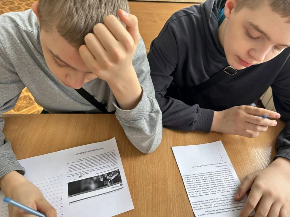 В ГБОУ ЛНР «СЛСПШ пгт Петровка» для обучающихся 8 класса классным руководителем был проведен тематический классный час «Реагирование на фейки в сети интернет» В ГБОУ ЛНР «СЛСПШ пгт Петровка» для обучающихся 8 класса классным руководителем был проведен тематический классный час «Реагирование на фейки в сети интернет»