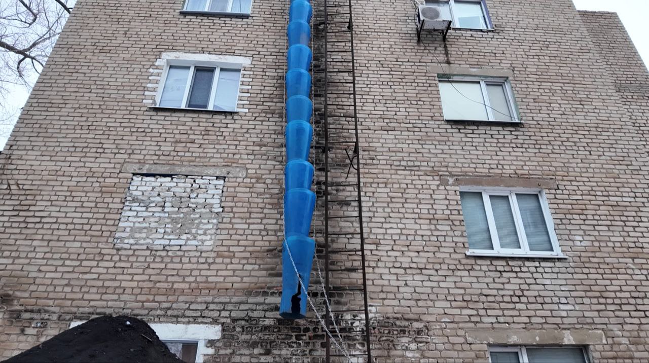 Около 40 кубов мусора вывезли специалисты компании «СТИЛЛ» с кровли на Коцюбинского, 4 в Молодогвардейске Около 40 кубов мусора вывезли специалисты компании «СТИЛЛ» с кровли на Коцюбинского, 4 в Молодогвардейске