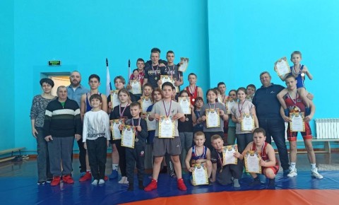 Первенство по спортивной борьбе в Лисичанской спортивной школе № 1