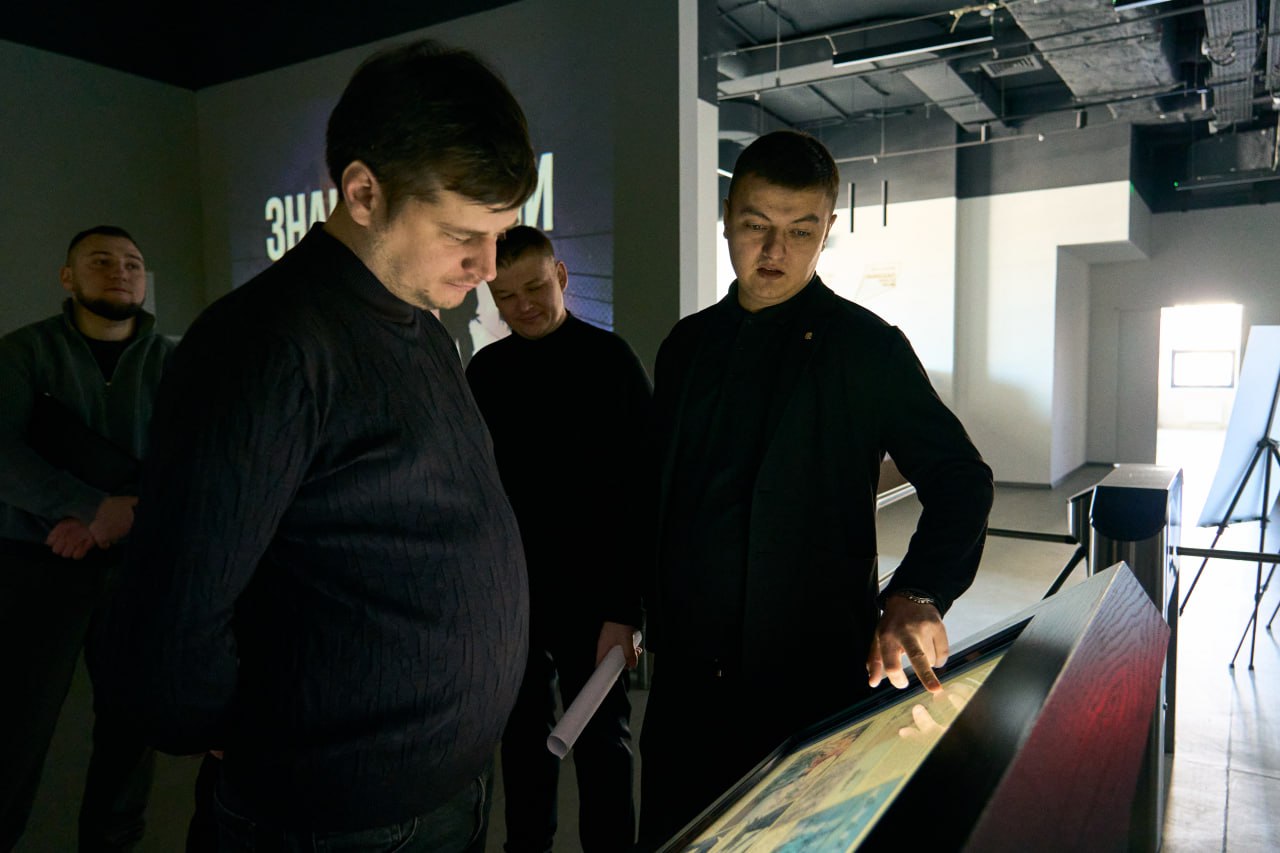 Наш мультимедийный исторический парк посетил Статс-секретарь – заместитель руководителя Федерального агентства по делам молодёжи (Росмолодёжь) Денис Валерьевич Аширов Наш мультимедийный исторический парк посетил Статс-секретарь – заместитель руководителя Федерального агентства по делам молодёжи (Росмолодёжь) Денис Валерьевич Аширов